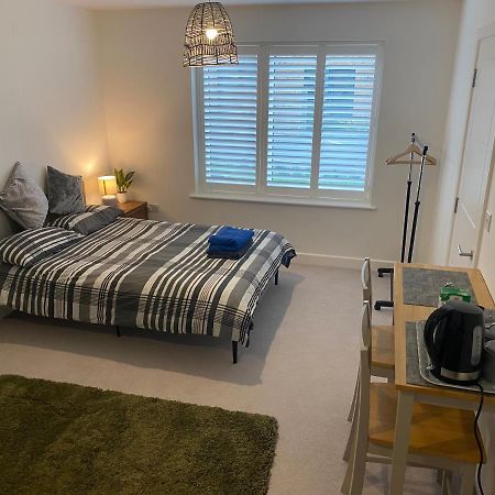 Very Large Double Room With Corner Sofa, Sky Tv, Netflix Etc, Fridge And Microwave Newhaven Εξωτερικό φωτογραφία