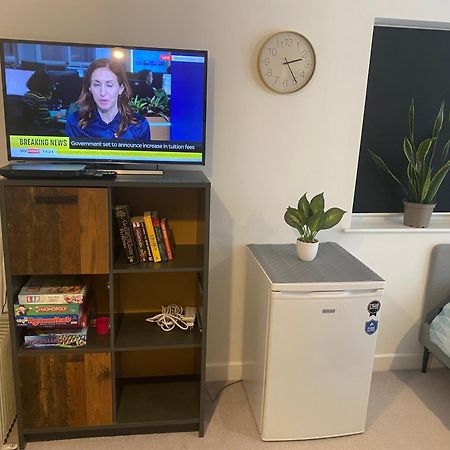 Very Large Double Room With Corner Sofa, Sky Tv, Netflix Etc, Fridge And Microwave Newhaven Εξωτερικό φωτογραφία