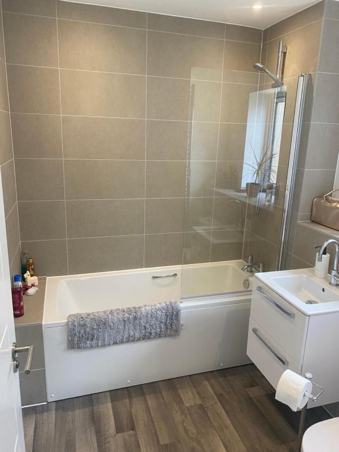 Very Large Double Room With Corner Sofa, Sky Tv, Netflix Etc, Fridge And Microwave Newhaven Εξωτερικό φωτογραφία