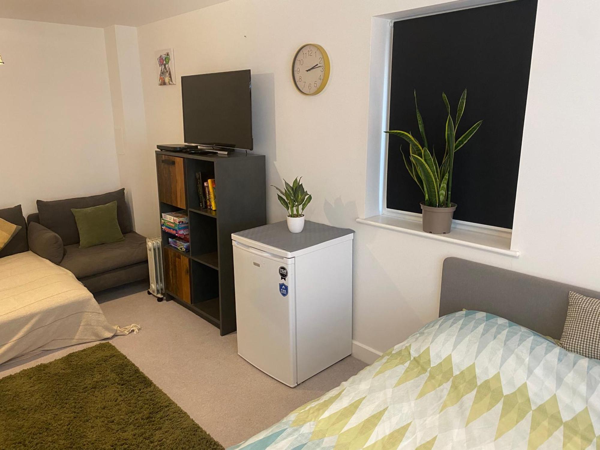 Very Large Double Room With Corner Sofa, Sky Tv, Netflix Etc, Fridge And Microwave Newhaven Εξωτερικό φωτογραφία