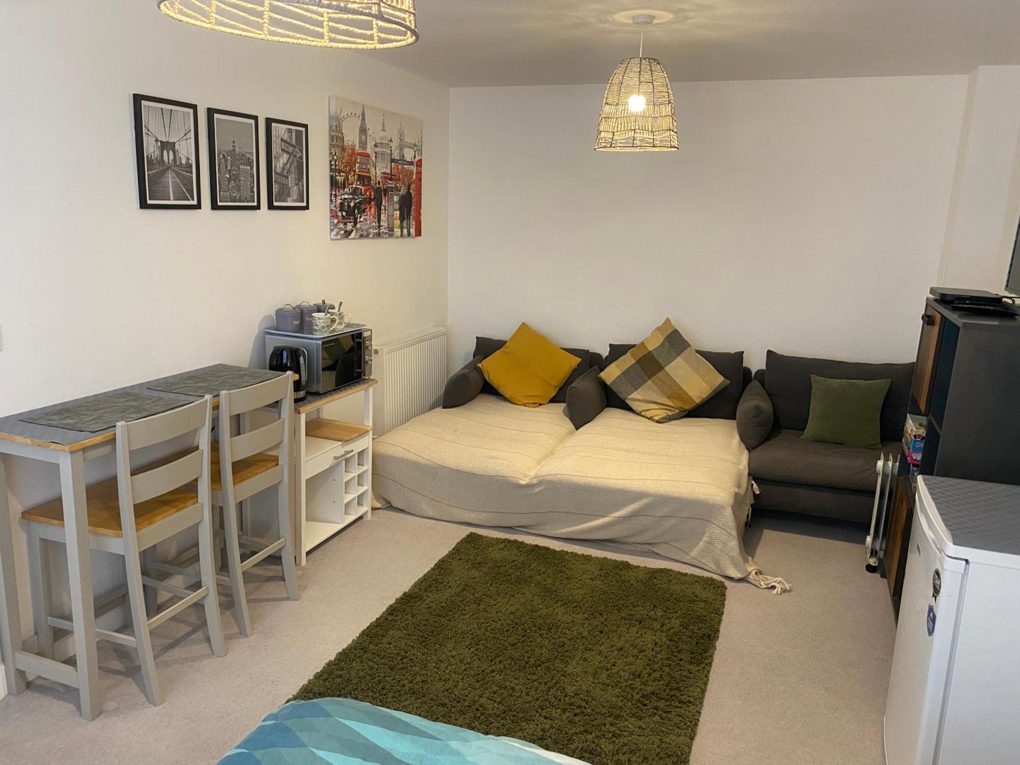 Very Large Double Room With Corner Sofa, Sky Tv, Netflix Etc, Fridge And Microwave Newhaven Εξωτερικό φωτογραφία