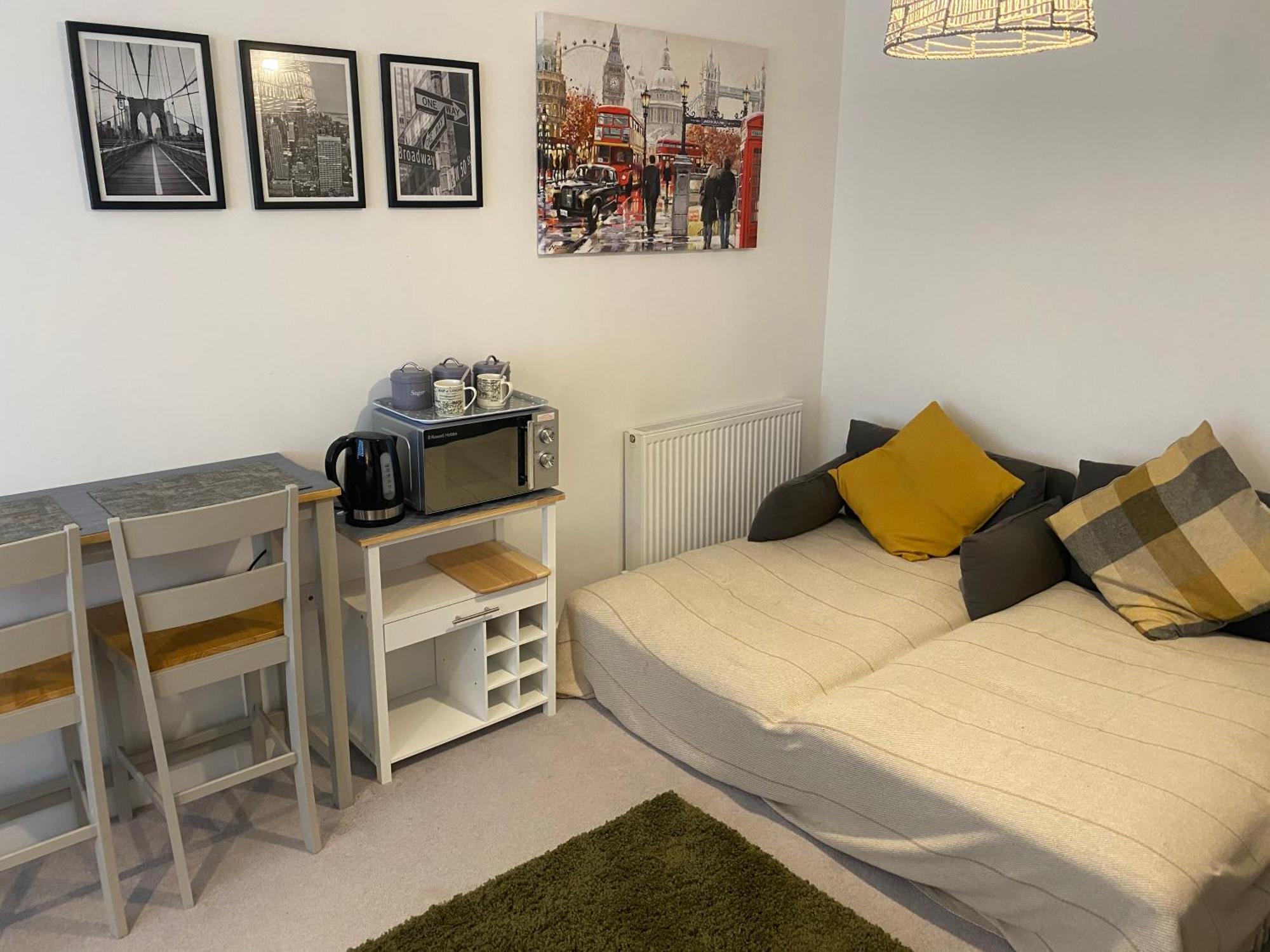 Very Large Double Room With Corner Sofa, Sky Tv, Netflix Etc, Fridge And Microwave Newhaven Εξωτερικό φωτογραφία